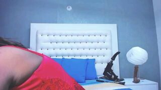 AnnaiDiamond nude pussy closeups on cam for live sex video chat