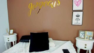 AnneLaurenn nude pussy closeups on cam for live sex video chat