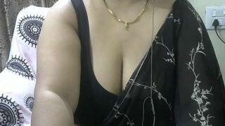 Bhabhi33 nude pussy closeups on cam for live sex video chat