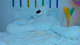 Cristall_White nude pussy closeups on cam for live sex video chat