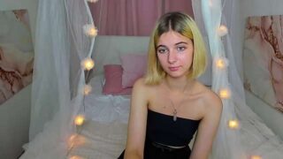 Flora_Fletch nude pussy closeups on cam for live sex video chat