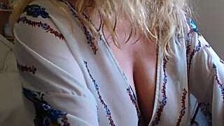 Kishaxxx nude pussy closeups on cam for live sex video chat