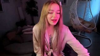 LilGeee nude pussy closeups on cam for live sex video chat