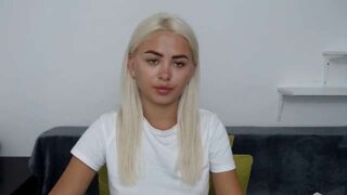 Lilly-Cute nude pussy closeups on cam for live sex video chat