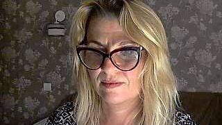 MelissaMia nude pussy closeups on cam for live sex video chat
