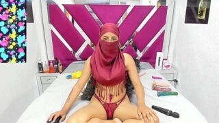 Naisha-Rahim nude pussy closeups on cam for live sex video chat