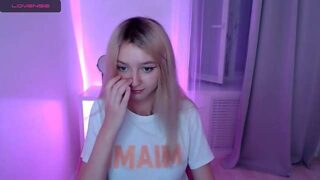 RinaStreams nude pussy closeups on cam for live sex video chat