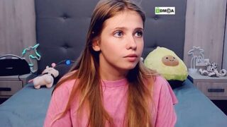 ScarlettShy nude pussy closeups on cam for live sex video chat