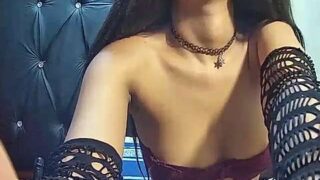 Slenderkeisha nude pussy closeups on cam for live sex video chat