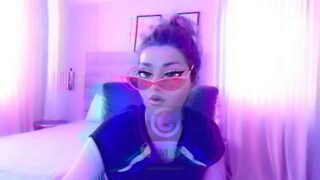SmartassBlonde nude pussy closeups on cam for live sex video chat