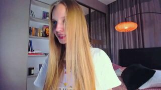 SusieLou nude pussy closeups on cam for live sex video chat