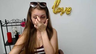 Vera-Gloss nude pussy closeups on cam for live sex video chat