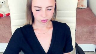 DaisyHots nude pussy closeups on cam for live sex video chat