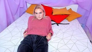 LaureLemelin nude pussy closeups on cam for live sex video chat