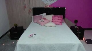 Shiny_yera nude pussy closeups on cam for live sex video chat