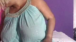 bustybooods nude pussy closeups on cam for live sex video chat