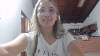 roseniram_ nude pussy closeups on cam for live sex video chat