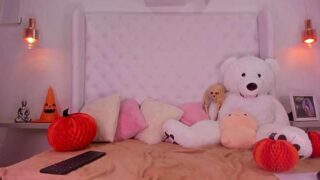SOFIIGUZMAN nude pussy closeups on cam for live sex video chat