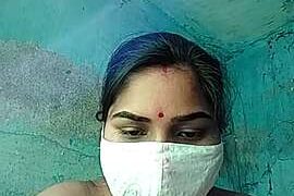 Juicy-Bhabhi nude pussy closeups on cam for live sex video chat