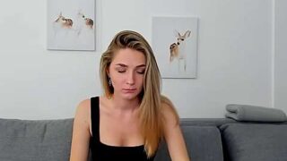 Kami-Lee nude pussy closeups on cam for live sex video chat