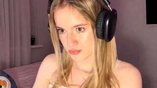 Ur baby Luna nude before webcamcam – live sex chat